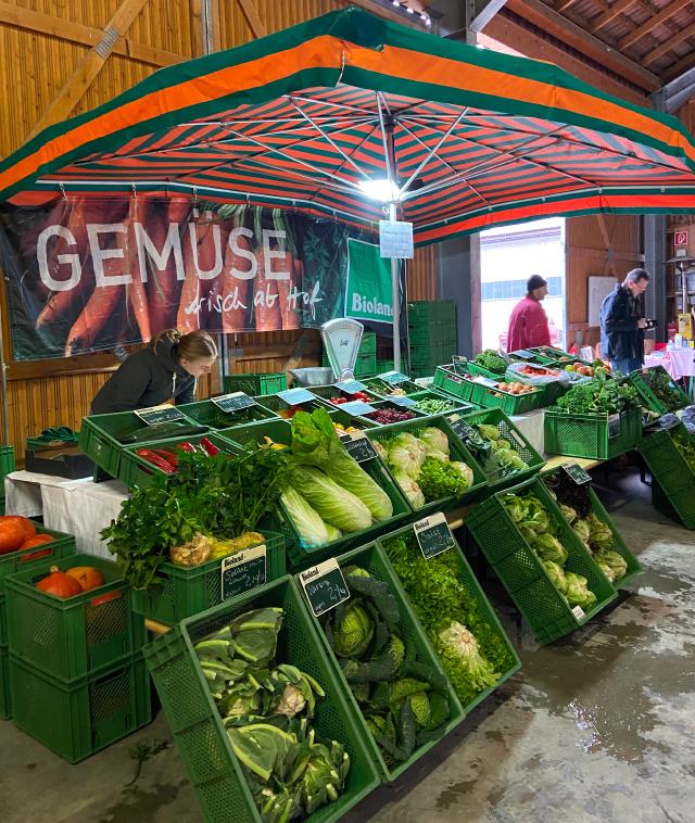 Gemüsestand der Bioland Gärtnerei Salzmann beim Großen Bauernmarkt in Dillingen